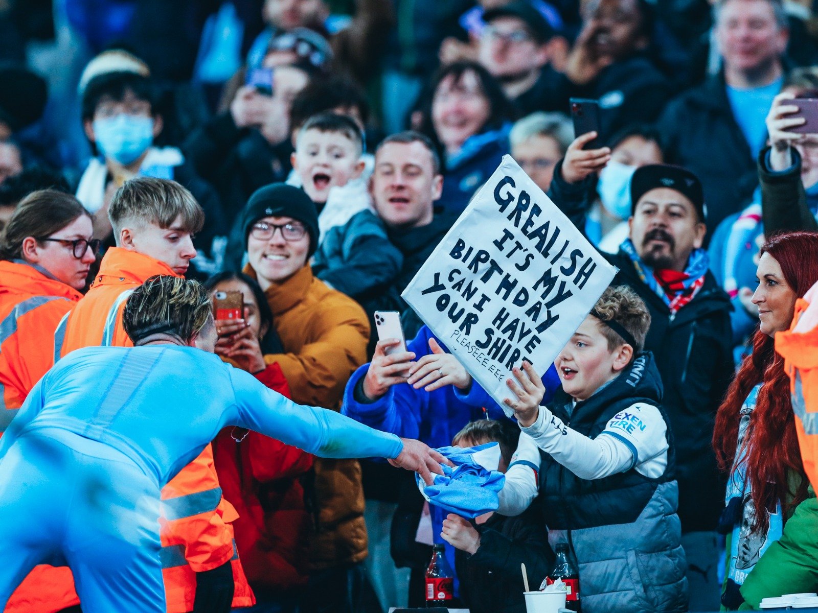 王皓指导向鹏放松应对张本智和，强调避免发力过猛.